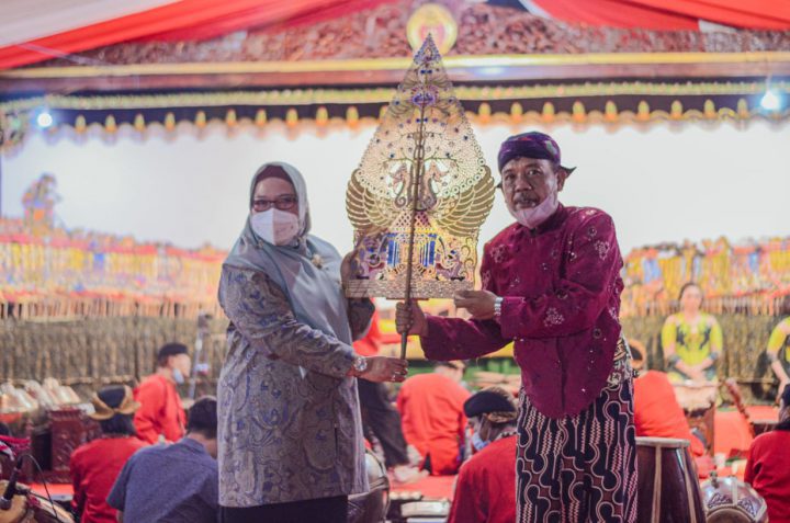 Lestarikan Budaya Wayang Kulit Ramaikan HUT Ke 48 Pemkab Gresik