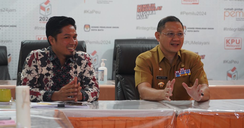 Kaget Pj Wali Kota Batu Aries Mendadak Datangi Anggota KPU Sedang