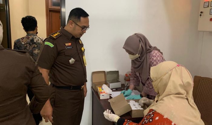 Nyatakan Perangi Narkoba Kejari Kota Malang Tes Urine Pegawai