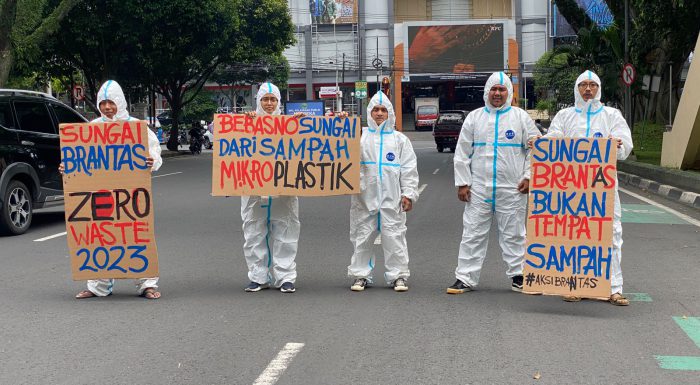 AKSI ECOTON Ajak Warga Malang Tidak Buang Sampah Plastik Ke Sungai