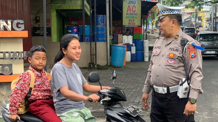 Satlantas Polres Batu Beri Teguran Humanis Pada Pelanggar Lalu Lintas