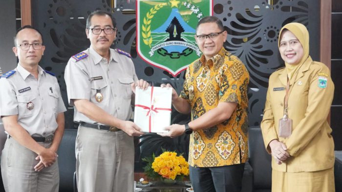 Pj Wali Kota Batu Terima Sertipikat Tanah Jalan Milik Pemkot Batu