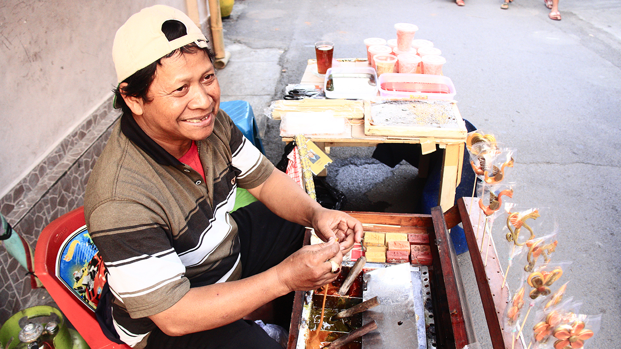 Penjual gulali, turut eksis di salah satu stan di Gang Matahari saat acara Kampungku Dulu.