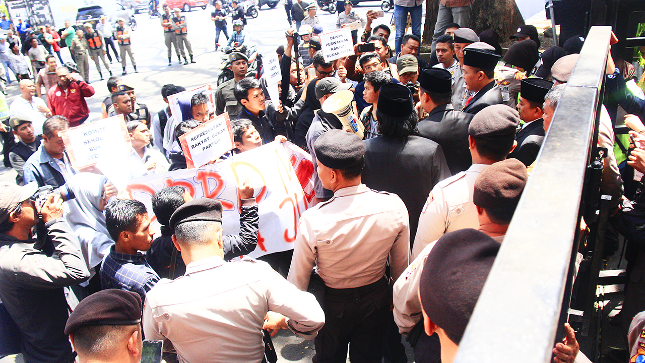 Sejumlah pengunjuk rasa menyatakan sikap agar anggota DPRD Kota Malang jujur dan tidak lagi korupsi.