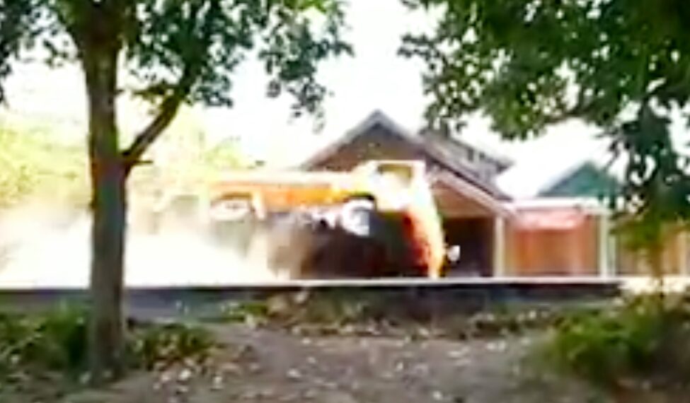 Truk tangki PMK gergelincir di Martapura Timur