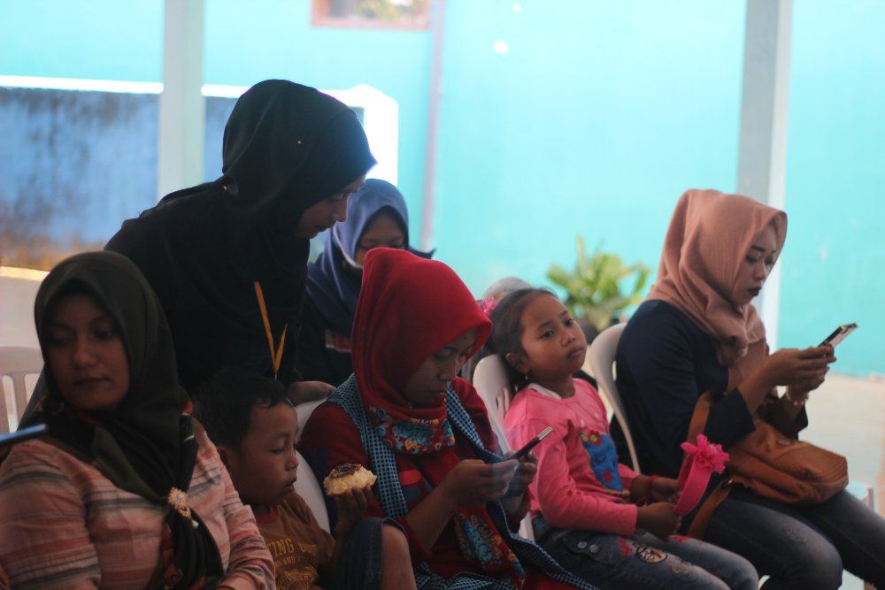 KKN 47 UMM Latih Ibu-ibu Sumberbening Bantur Jualan Batik Lewat Shopee