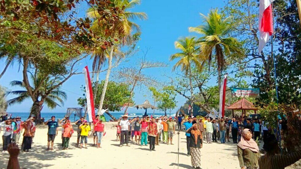 Upacara HUT RI di Pantai Ngliyep Angkat Jejak Bung Karno, Diikuti 250 Peserta