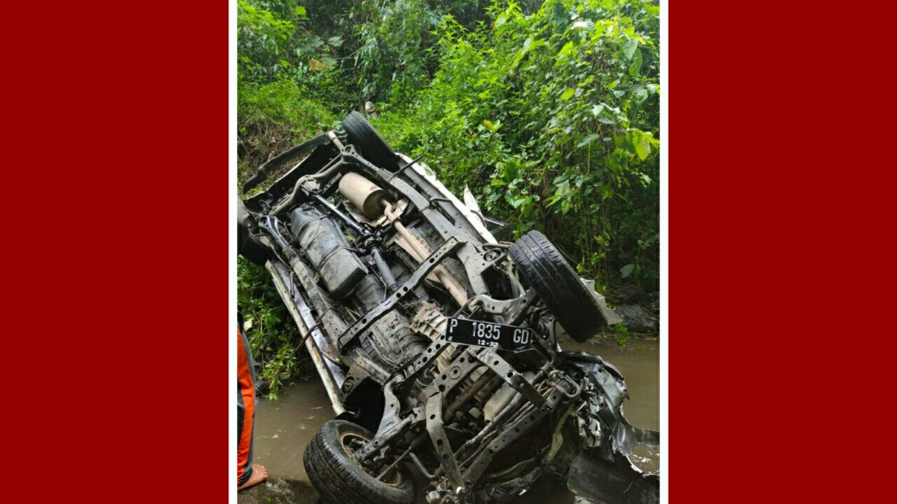 Lepas Kendali Mobil Innova Masuk Jurang, Dua Meninggal Dua Anak Selamat