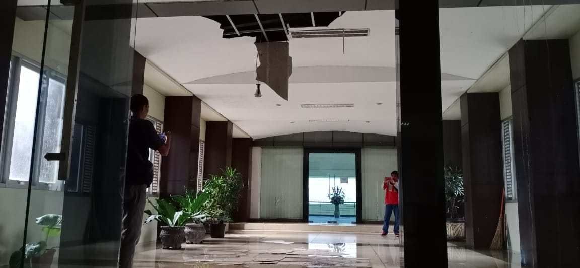 Pintu Lobi Ruangan Bupati Pecah, Akibat Diterjang Angin Kencang