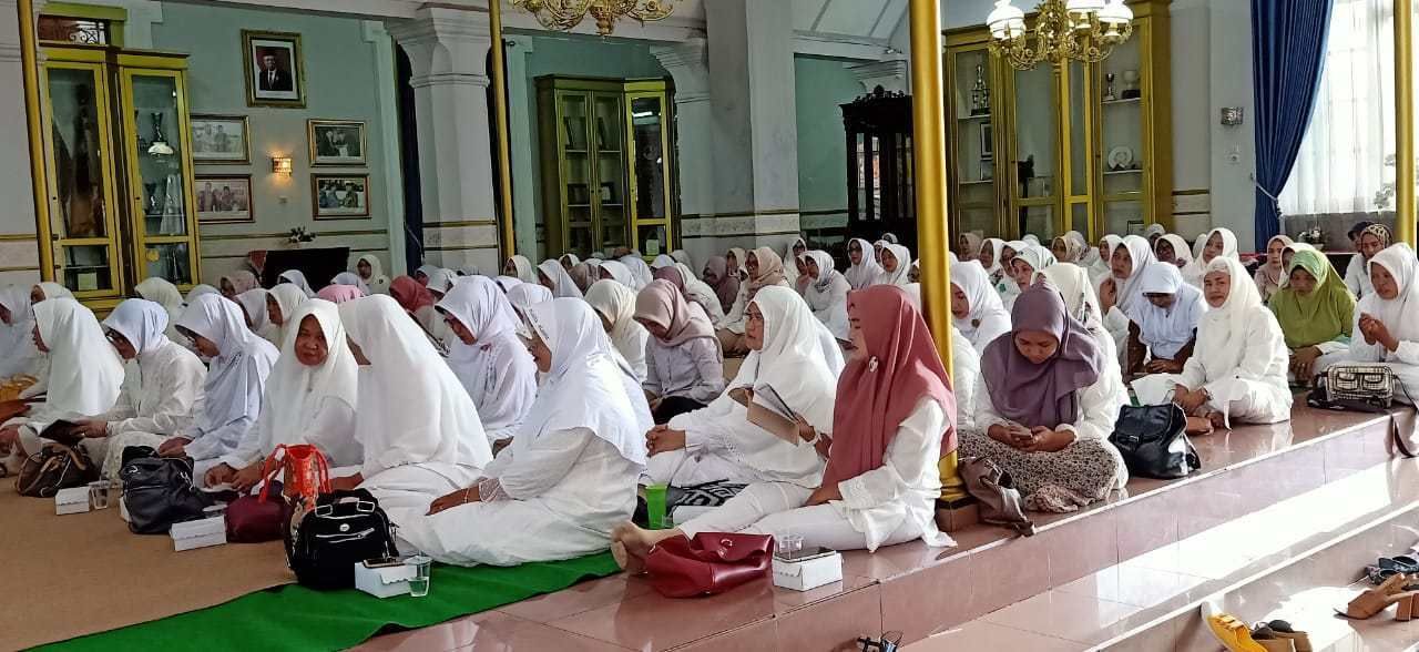 Majelis Khoirun Nisa’, Sebarkan Kedamaian Melalui Istighosah