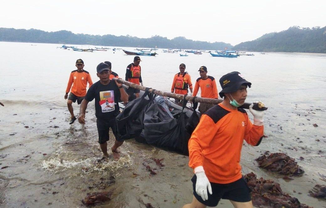 Sosok Mayat Ditemukan Membusuk di Tepi Sungai Tambakasri