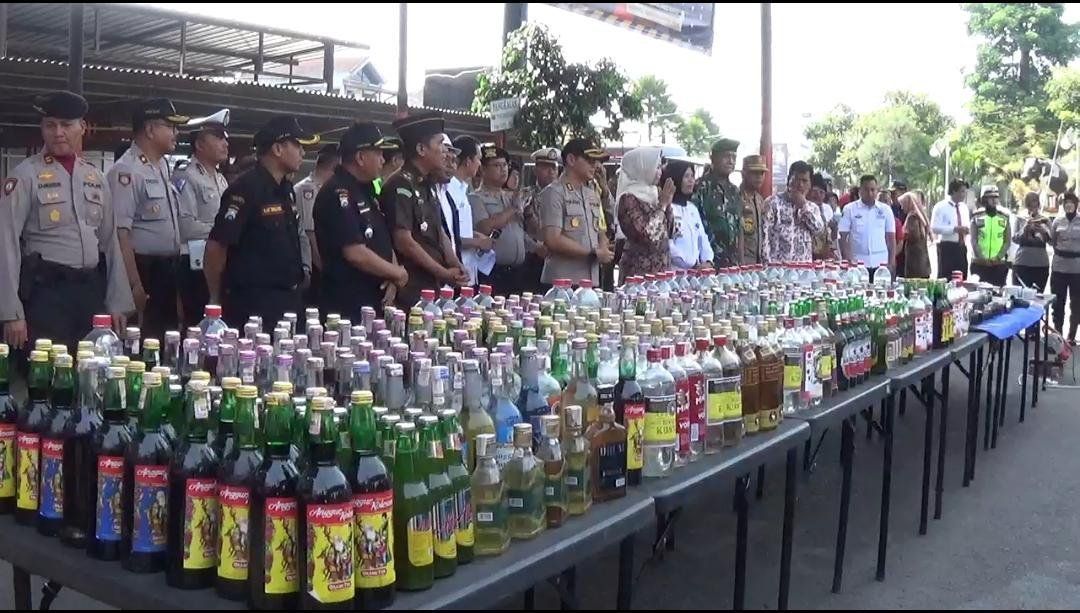 Ribuan Botol Miras dan Knalpot Berisik Dimusnahkan