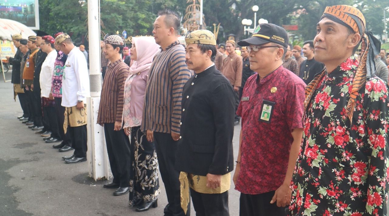 ASN Ngantor Gunakan Pakaian Adat Daerah