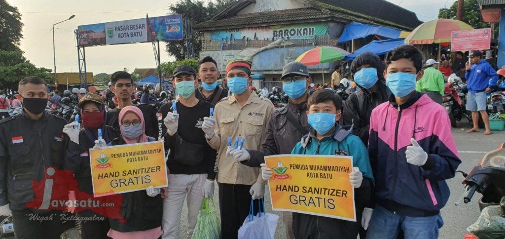Antisipasi Covid-19, Pemuda Muhammadiyah Kota Batu Bagi-bagi Hand Sanitizer