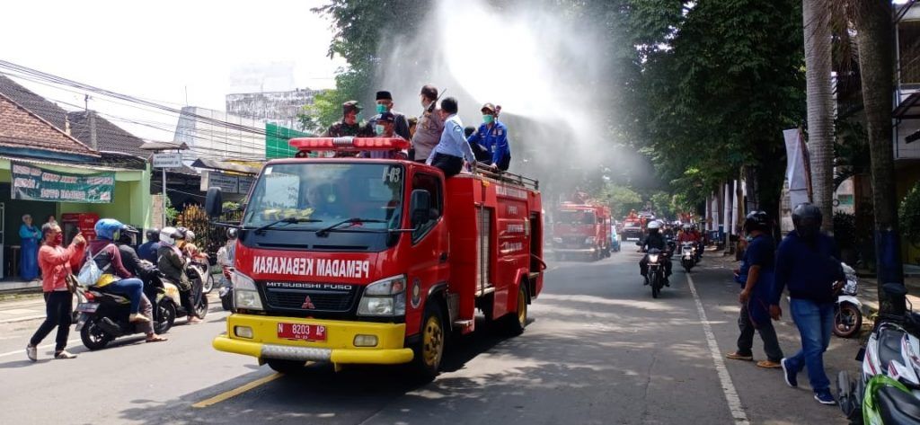 Forkopimda Kab Malang Lakukan Penyemprotan Disinfektan Massal