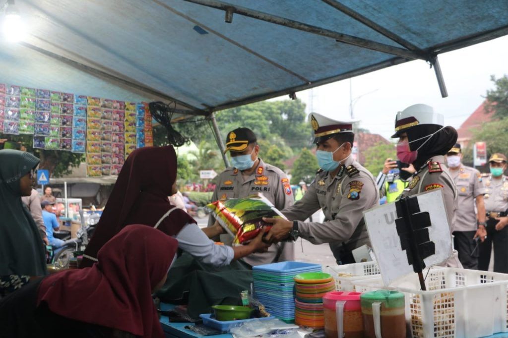 Polres Malang Berbagi ke PKL Terdampak COVID-19