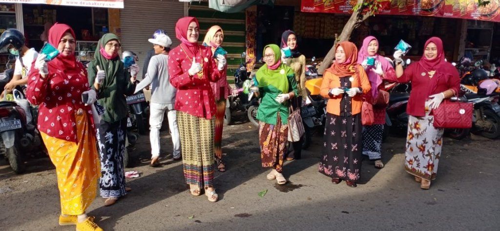 Emak-emak Milenial Bagikan 1000 Masker Di Pasar