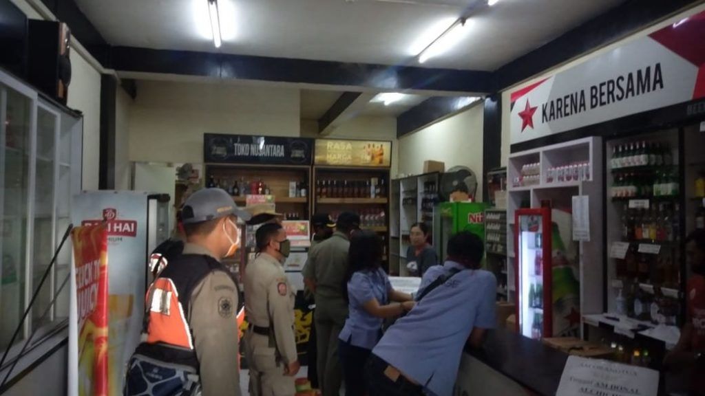 Satpol PP Kota Malang Segel Toko Minol Nusantara