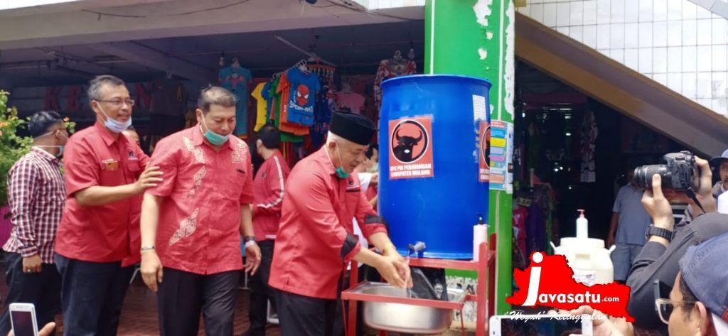 Perangi Covid-19, DPC PDIP Kabupaten Malang Pasang Wastafel Portabel di Pasar Tradisional