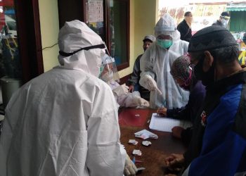 18 warga Giripurno Kota Batu membuat surat pernyataan untuk menjalani isolasi mandiri yang sesuai protokol kesehatan.