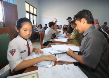 Siswa SD sedang melakukan verifikasi data PPDB Online Jenjang SMP