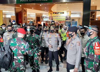 Panglima TNI Marsekal TNI Hadi Tjahyanto, bersama Kapolri Jendral Pol Idham Aziz saat mengunjungi Transmart Malang