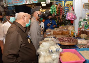 Bupati Malang, HM Sanusi bersama Petugas ke Pasar Tradisional