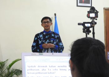 Taufik Islamy Fajar, salah satu gur SD Kasin Kota Malang saat melakukan proses syuting produksi media video pembelajaran