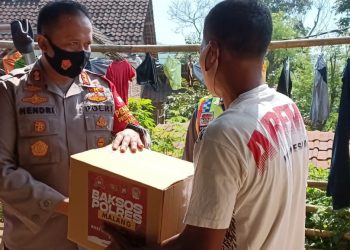 Kapolres Malang, AKBP Hendri Umar saat memberikan paket sembako ke warga Kabupaten Malang, di acara Baksos Polres Malang, dalam rangka HUT ke-74 Bhayangkara