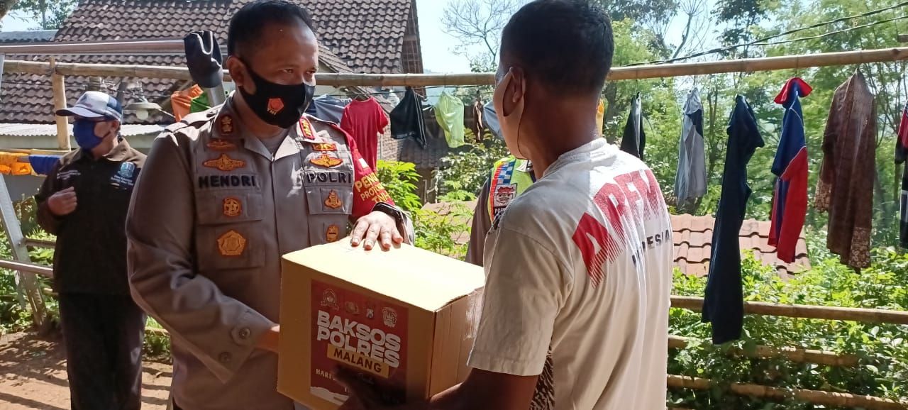 Tempuh Jalan Terjal Berkelok Kapolres Malang Pimpin Pembagian Sembako Serentak