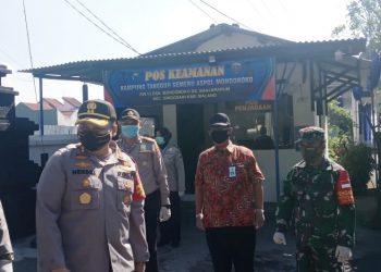 Kapolres Malang, AKBP Hendri Umar bersama Dandim 0818 Kab Malang-Batu, Letkol Inf Ferry Muzawwad, Bupati Malang, HM Sanusi, serta Ketua DPRD Kabupaten Malang, Didik Gatot Subroto mengunjungi Kampung Tangguh Semeru di Mondoroko Singosari