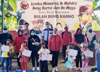 SANG JUARA: Pemenang Lomba Mewarna Bulan Bung Karno, bersama pengurus DPC PDIP Kabupaten Malang. (Foto : Agung-Javasatu.com)