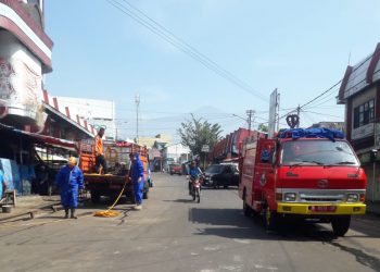 Petugas Gabungan Melakukan Penyemprotan Disinfektan di Pasar Lawang