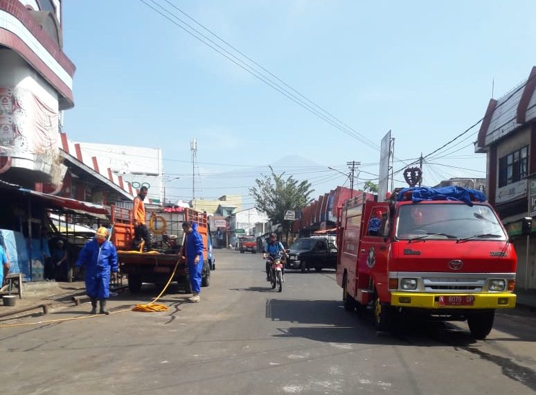 Petugas Gabungan Melakukan Penyemprotan Disinfektan di Pasar Lawang