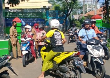 Petugas merazia masyarakat yang kedapatan tidak memakai Masker di kantor Kecamatan Kepanjen