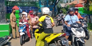 Petugas merazia masyarakat yang kedapatan tidak memakai Masker di kantor Kecamatan Kepanjen