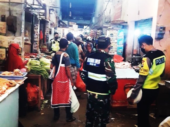 Suasana Pasar Kepanjen, Kabupaten Malang saat sosialisasi protokol kesehatan Covid-19 (Foto: Agung-javasatu.com)