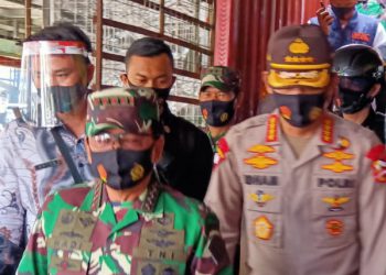 Panglima TNI, Marsekal TNI Hadi Tjahjanto dan Kapolri, Jenderal Polisi Idham Azis mengapresiasi para pedagang Pasar Singosari, Kabupaten Malang. (Foto: Sigit-javasatu.com)