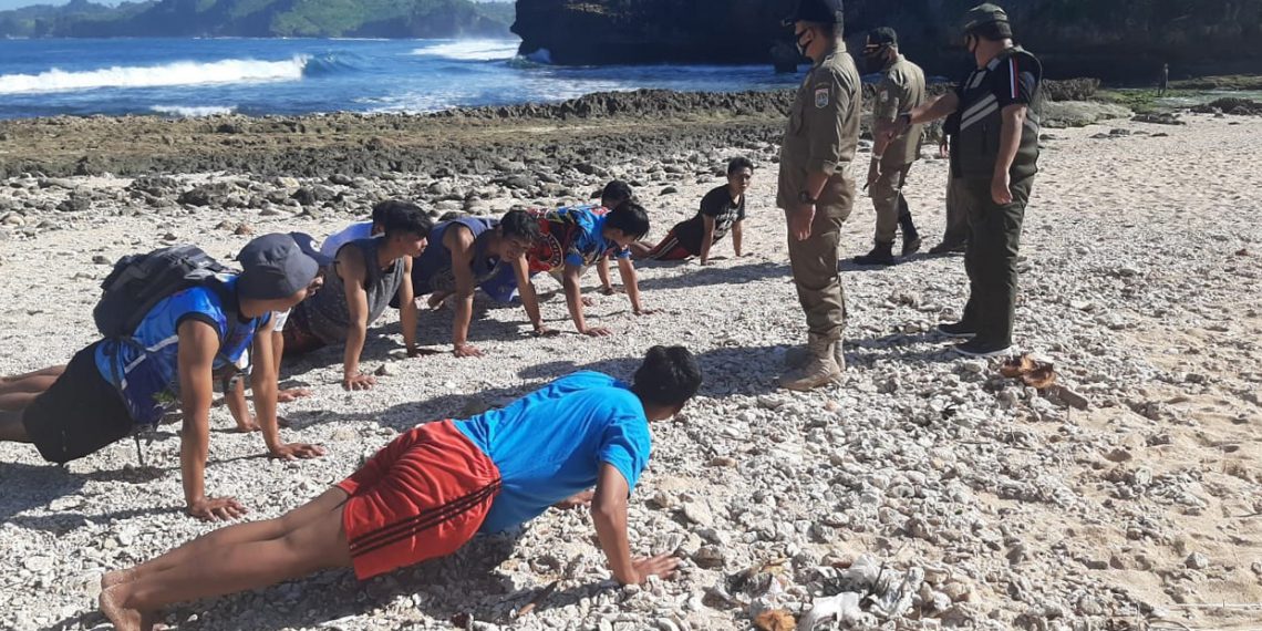 Pengunjung tempat wisata yang tidak mematuhi protokol kesehatan di tempat umum, akan langsung diberi sanksi petugas Satpol PP. (Foto: Agung-javasatu)