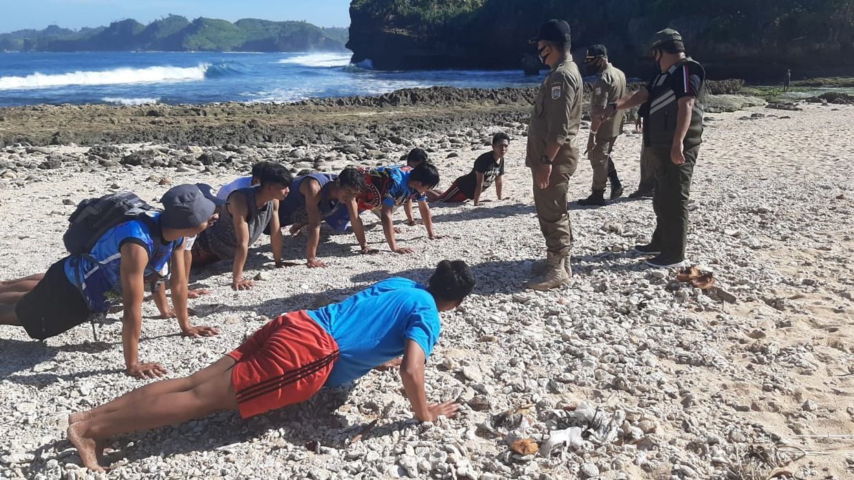 Pengunjung tempat wisata yang tidak mematuhi protokol kesehatan di tempat umum, akan langsung diberi sanksi petugas Satpol PP. (Foto: Agung-javasatu)