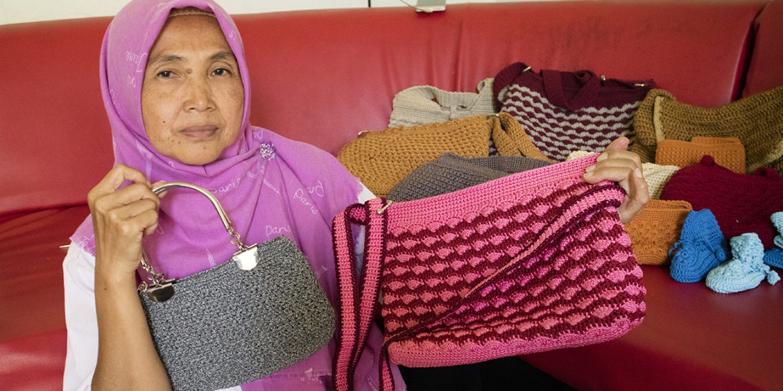 Sri Surachman memperlihatkan dua tas rajutan yang ia buat. Untuk satu tas ukuran besar, ia menyelesaikan dalam 3-4 hari. (Foto: J Krisna-javasatu.com)
