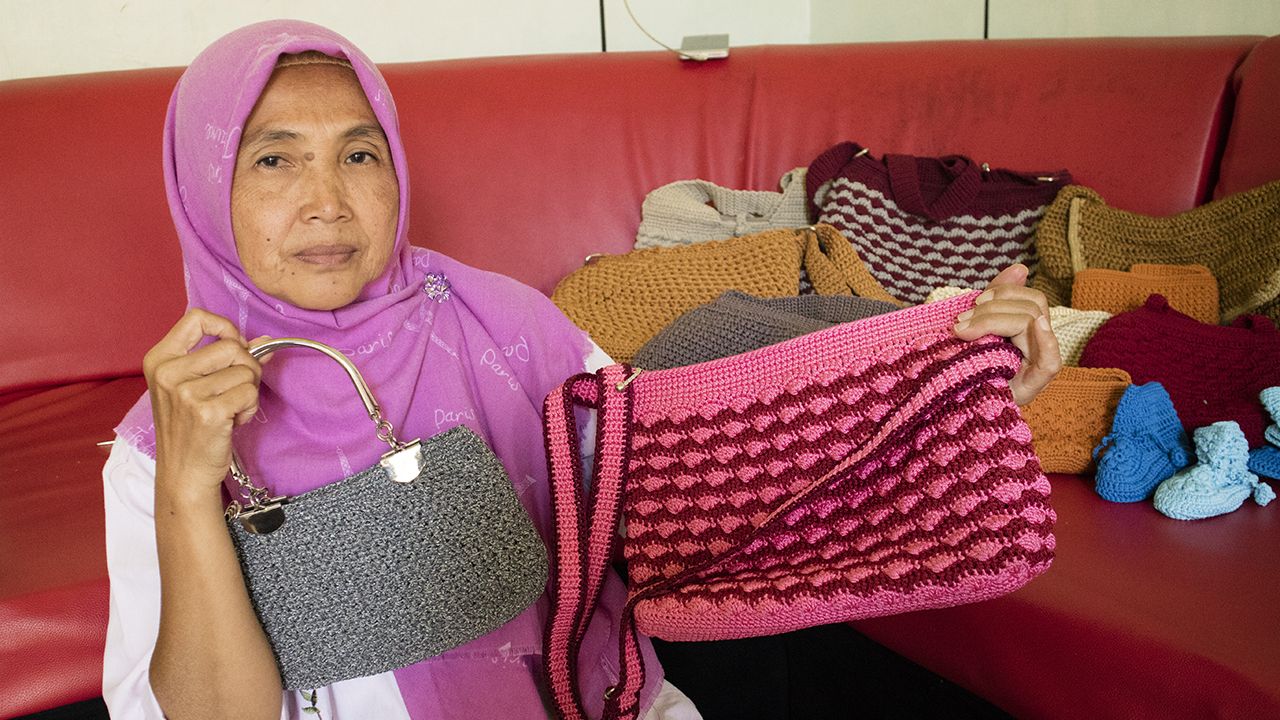 Sri Surachman memperlihatkan dua tas rajutan yang ia buat. Untuk satu tas ukuran besar, ia menyelesaikan dalam 3-4 hari. (Foto: J Krisna-javasatu.com)
