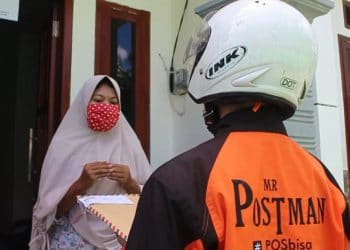 Di masa Pandemi Covid-19, MTs Negeri 6 mengirimkan rapor menggunakan jasa Kantor Pos Indonesia untuk melaksanakan physical distancing.