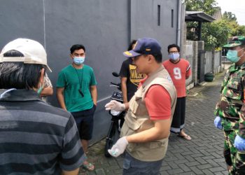 Warga Perum Mountain View Residence, Kota Batu, memprotes adanya pasien konfirm positif Covid-19 yang terlihat keluyuran yang membuat resah masyarakat sekitar.
