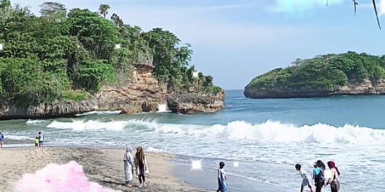 Di tengah pandemi Covid-19, sejumlah tempat wisata pantai di Kabupaten Malang telah dibuka. Namun dengan tetap menerapkan protokol kesehatan.
