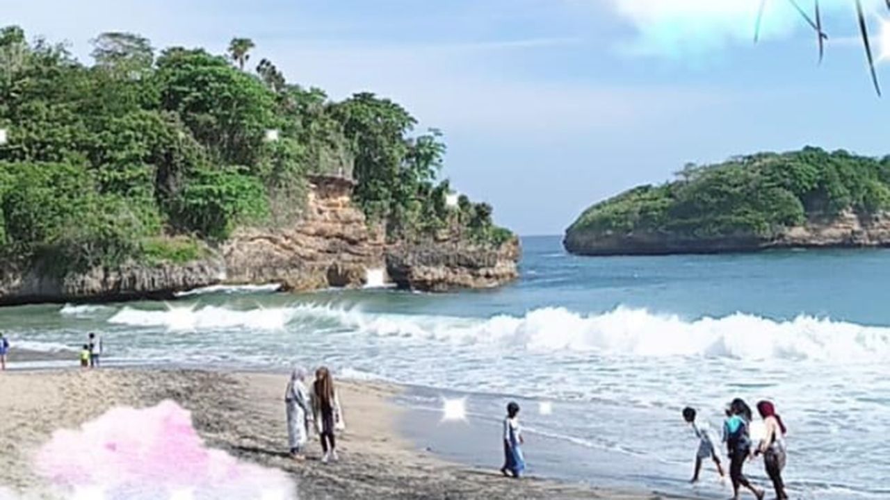 Di tengah pandemi Covid-19, sejumlah tempat wisata pantai di Kabupaten Malang telah dibuka. Namun dengan tetap menerapkan protokol kesehatan.