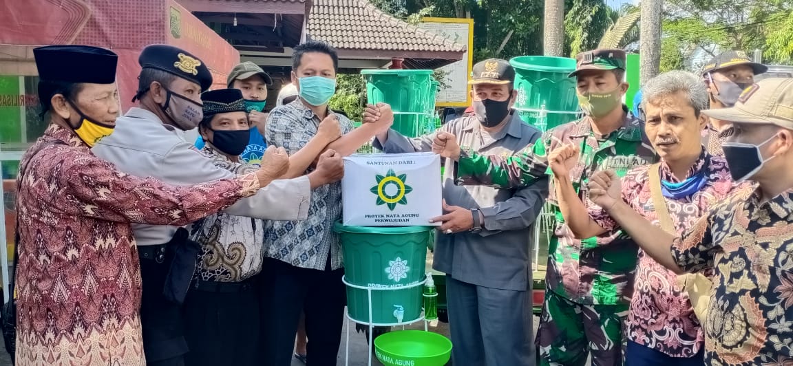 Proyek Nata Agung Distribusikan Wastafel Portabel dan Masker Ke Warga