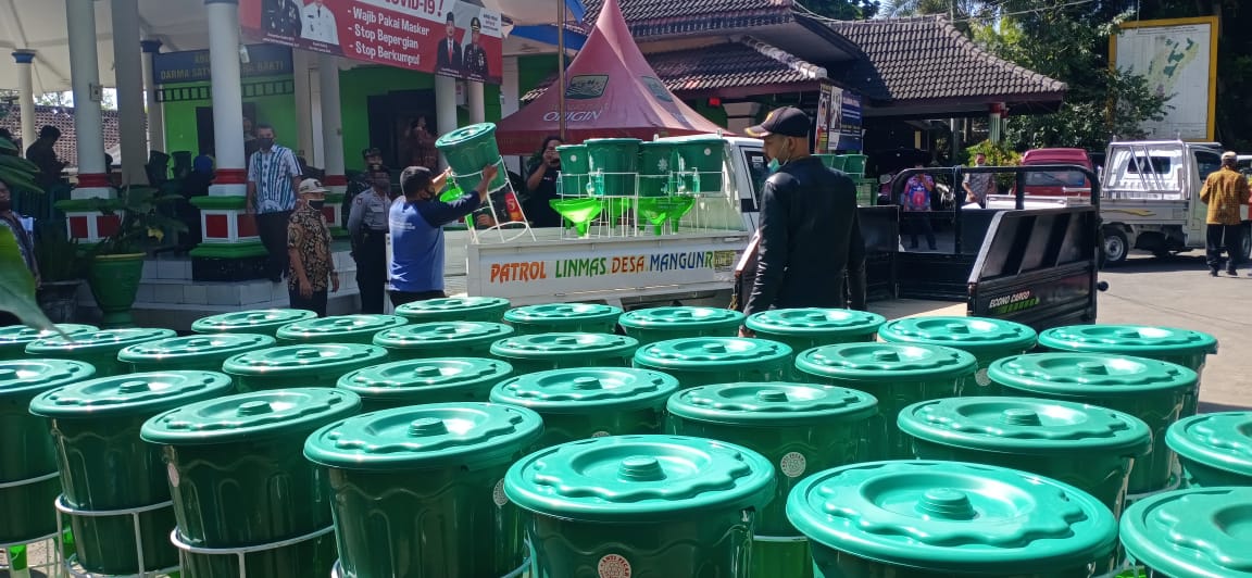 Proyek Nata Agung Distribusikan Wastafel Portabel dan Masker Ke Warga