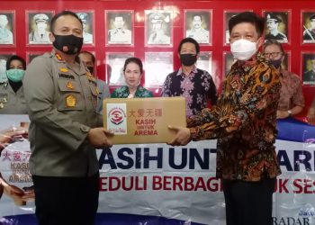 Secara Simbolik Ketua Komunitas Kasih Untuk Arema, Tusin Kaman menyerahkan bantuan kepada Kapolres Malang, AKBP Hendri Umar di Mapolres Malang