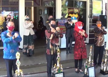 Empat Pemenang Lomba Kampung Tangguh saat Terima Penghargaan dari Kapolres Batu